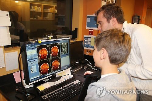연구진과 실험에 참가한 어린이의 모습. [Jesse Gomez, Kalanit Grill-Spector/Vision and Perception Neuroscience Lab 제공]
